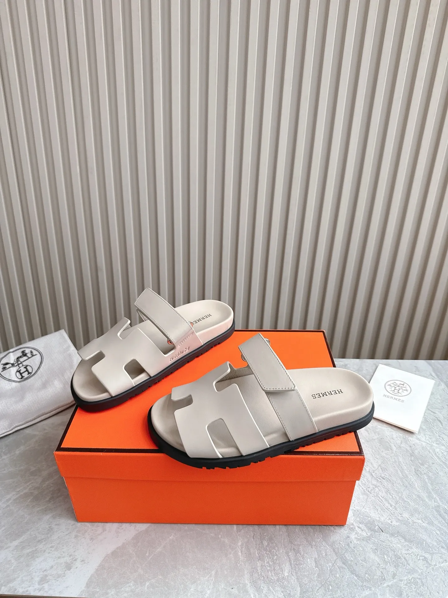 p480🐮🐮Couple model (top version) H family 2024 spring and summer new style HERMES Hermes' recently popular couple model pig nose angle sandals and slippers, paired with various colorful socks, popular. Upper: imported original deerskin (the genuine leather edging is not ordinary super migration). Lining: imported genuine leather. Outsole: Tpu non-slip and wear-resistant outsole. Size: Female 35-42 (40/42 non-returnable and non-exchangeable) Male size: 39-45 (45 non-refundable and non-exchangeable)